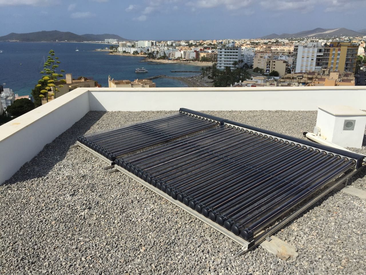 Captadors solars de tubs de buit a la coberta d'un edifici d'Eivissa