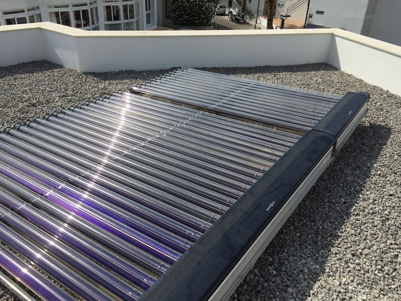 Instal·lació de captació d'energia solar tèrmica en edifici d'habitatges (3/3)