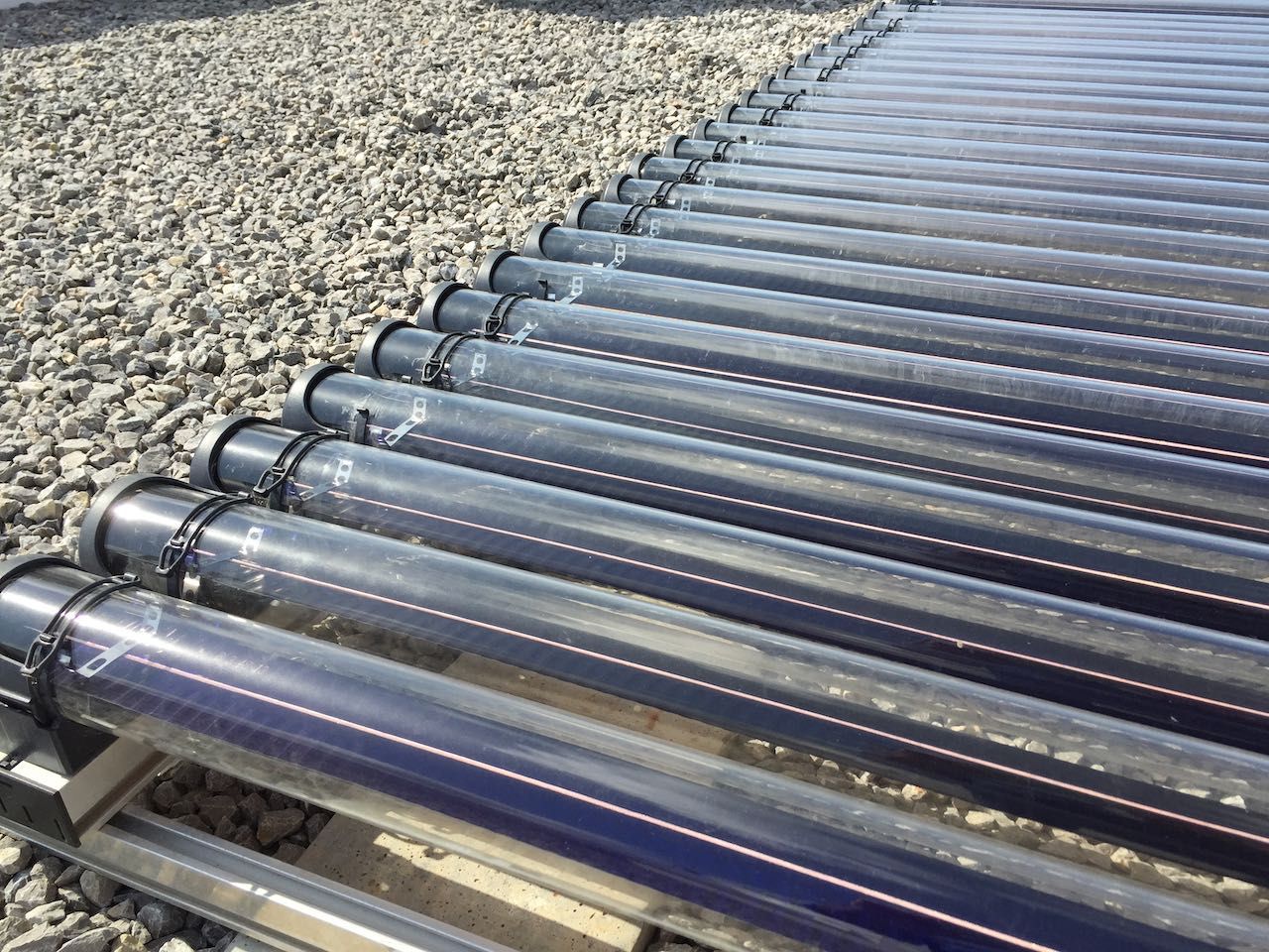 Instal·lació de captació d'energia solar tèrmica en edifici d'habitatges (2/3)